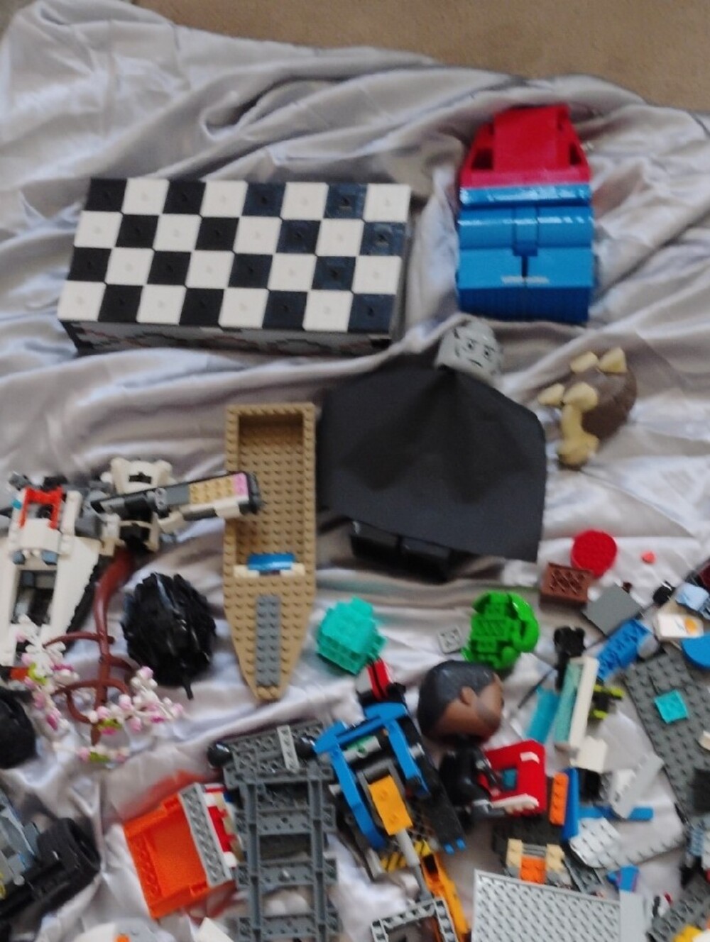 Assorted Legos Pieces.  Over 40 Lbs - Picture 8 of 13